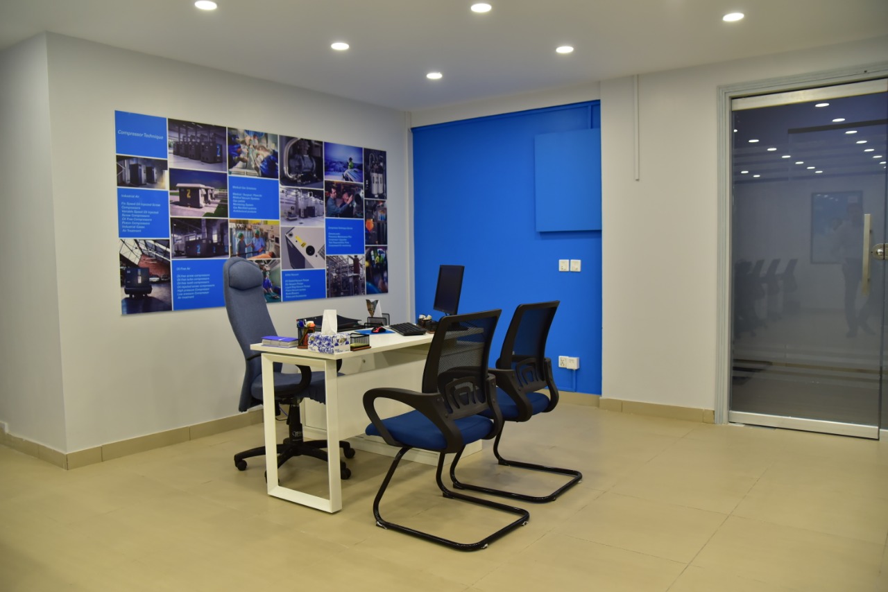 Manager's cabin with a Compressor Technique feature wall
