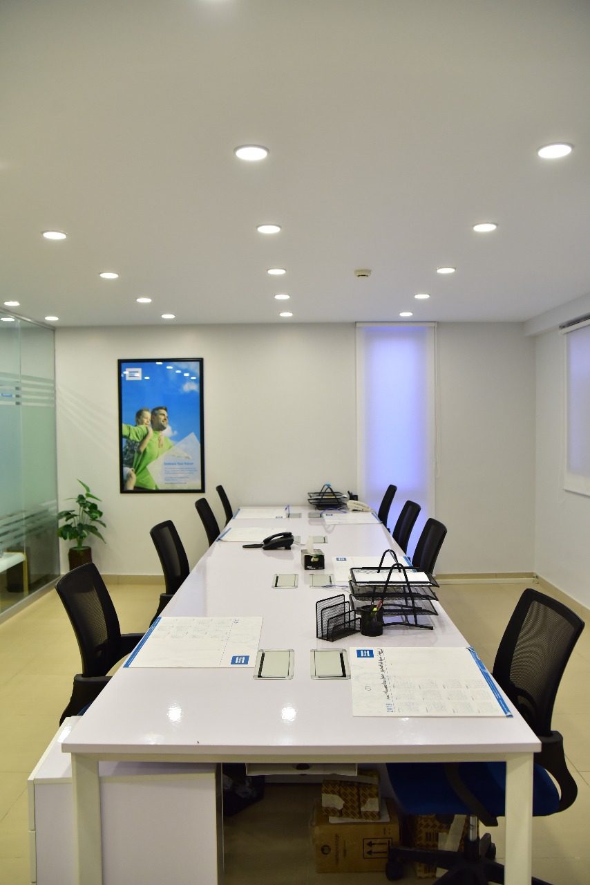 Long meeting table under recessed lighting